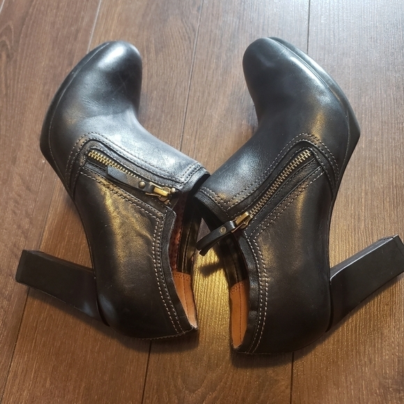 Naturalizer N5 Comfort Leather Bootie - Picture 1 of 6